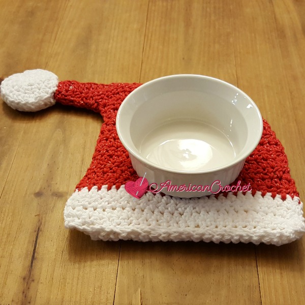 Santa Hat Hotpad | Free Crochet Pattern | American Crochet @americancrochet.com #freecrochetpattern